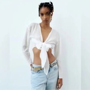 Zara. Size M Crop. White Tie-Front Women Top
